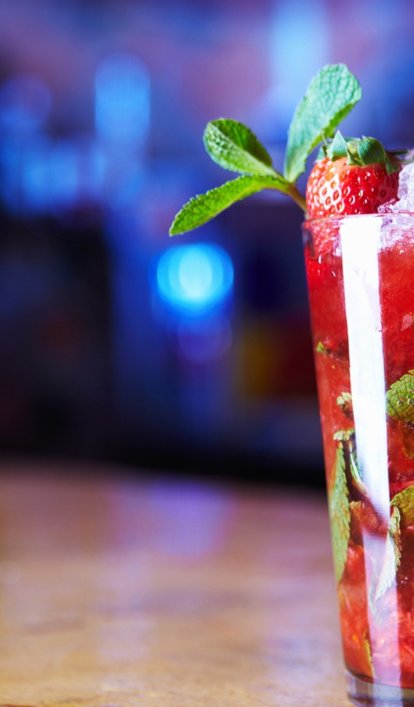Клубничный коктейль мохито со льдом и мятой в стакане