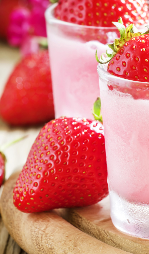 Клубничный коктейль со свежими ягодами на столе