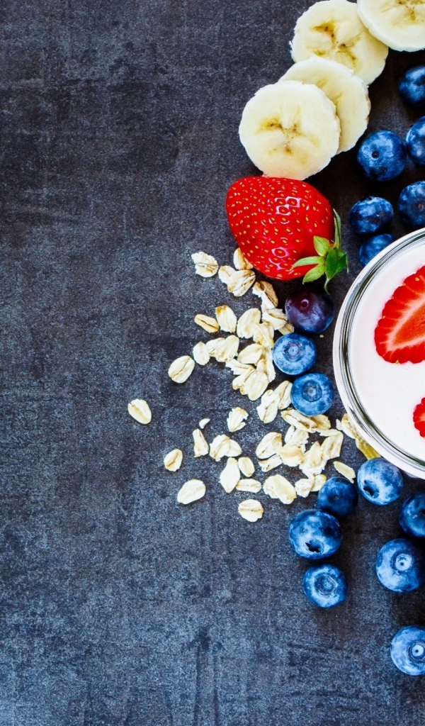 Клубничный молочный коктейль с фруктами текстура  