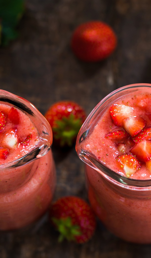 Клубничный смузи с стеклянных кувшинах с трубочкой