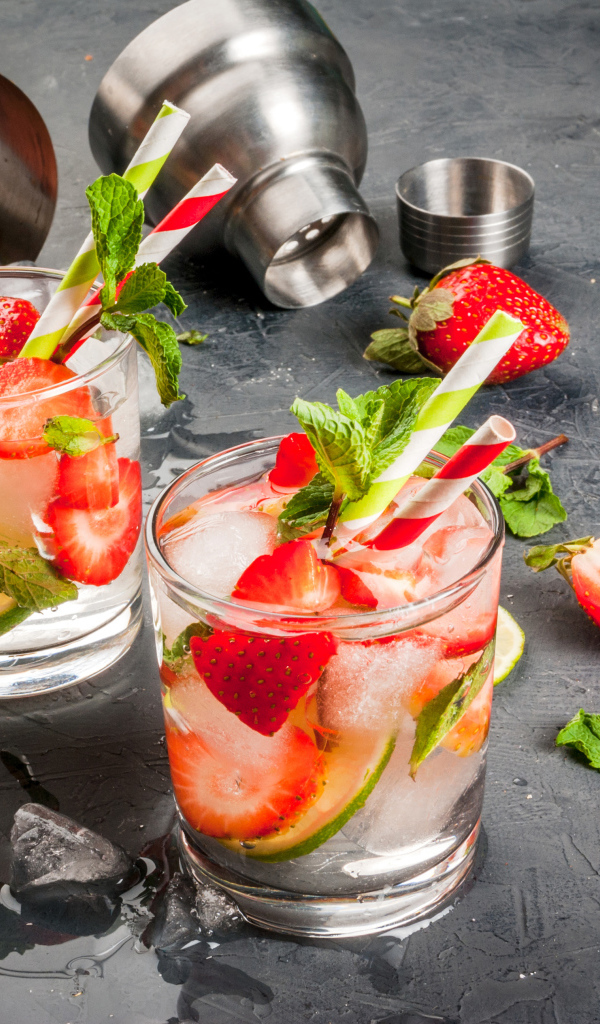 Летний напиток мохито с клубникой, лаймом и листьями мяты