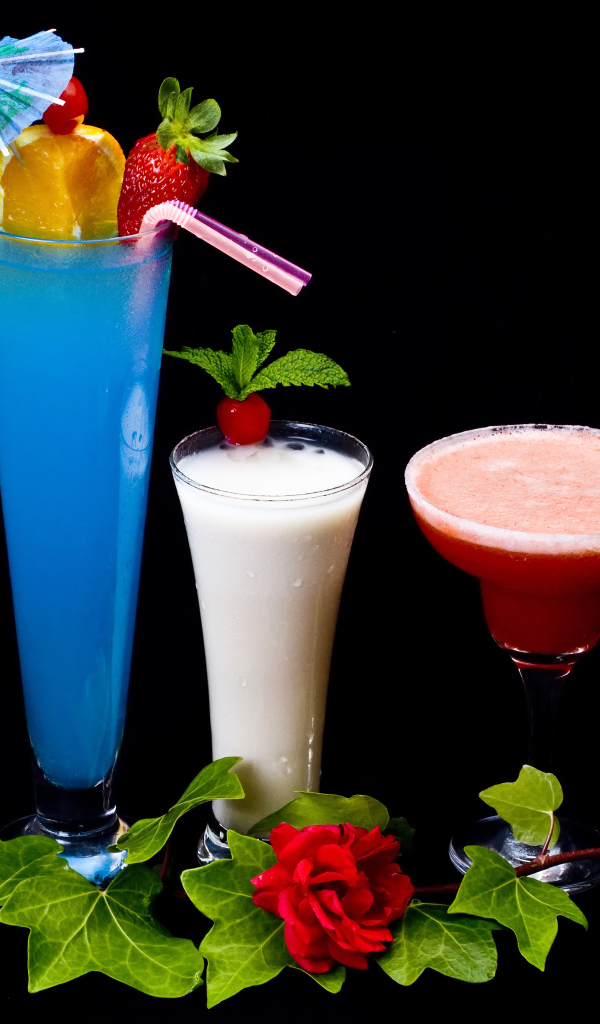 Три аппетитных коктейля на черном фоне