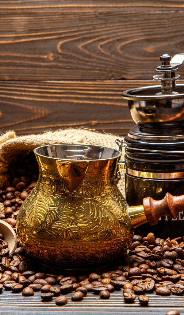 Турка для кофе и кофейные зерна на столе