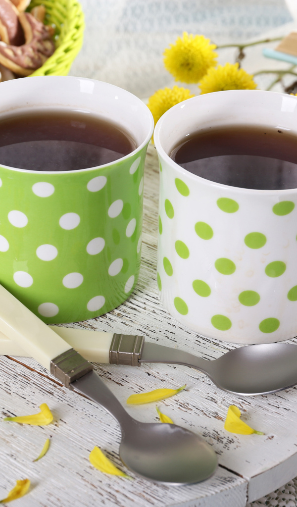 Две чашки ароматного чая с печеньем 