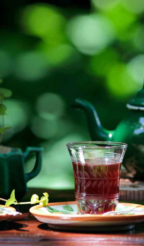 Две чашки чая и зеленый чайник на столе 