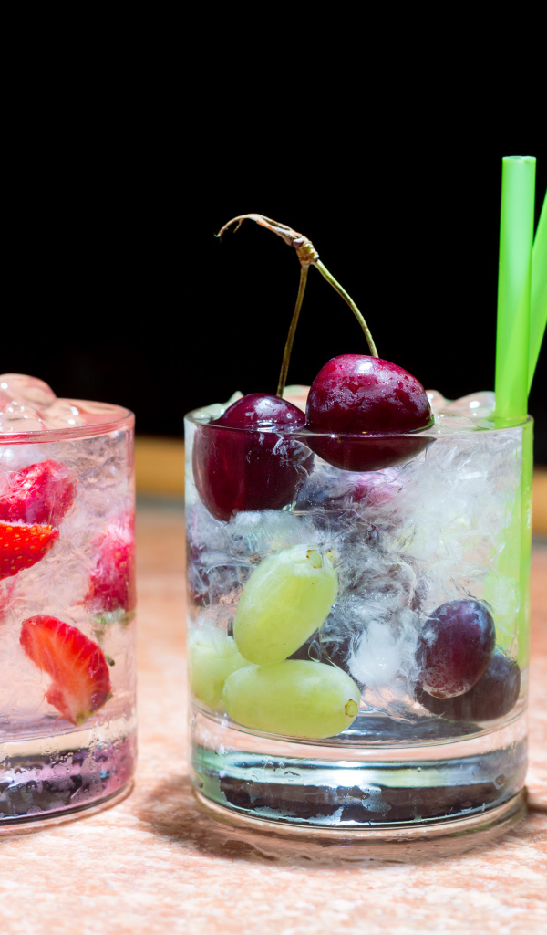 Два стакана холодного напитка с ягодами