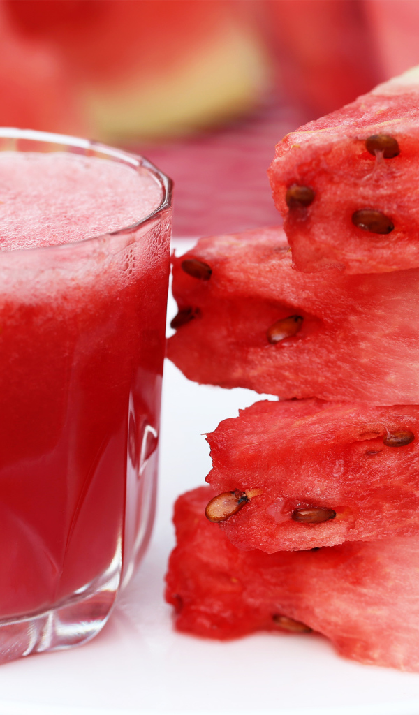 Арбузный сок с кусочками свежего арбуза 