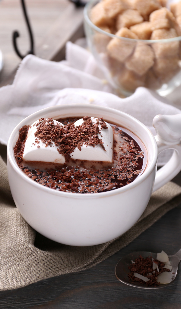 Белая чашка с горячим шоколадом и зефиром 