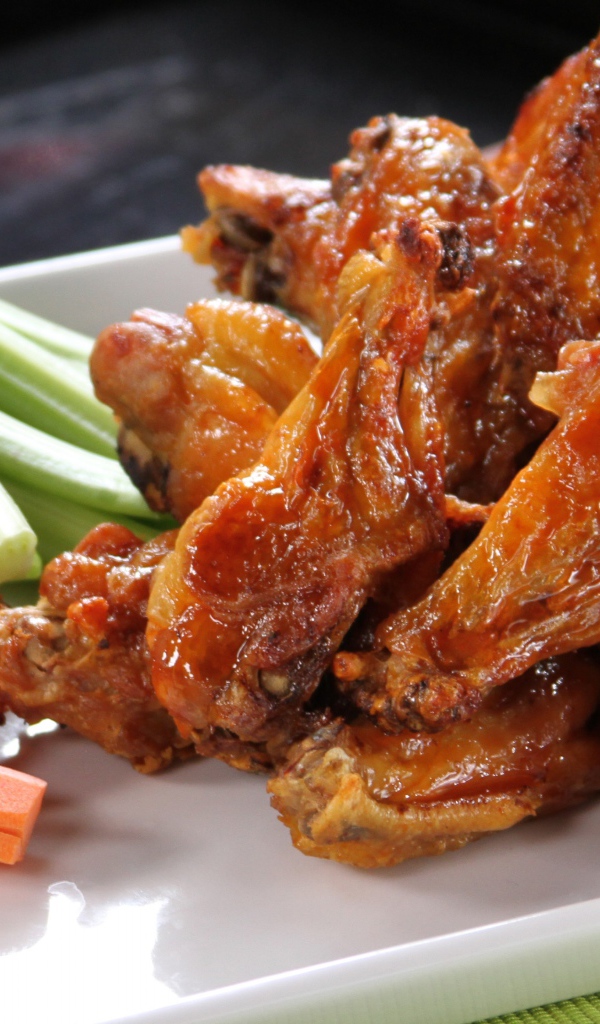 Аппетитные крылышки Баффало с морковью, соусом и сельдереем