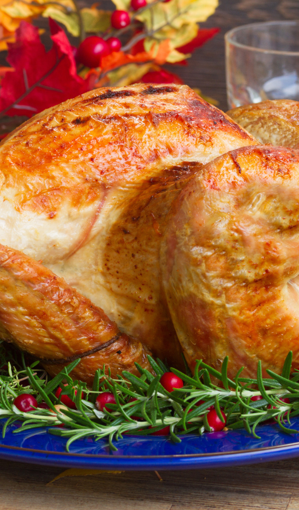 Аппетитная запеченная курица на блюде 