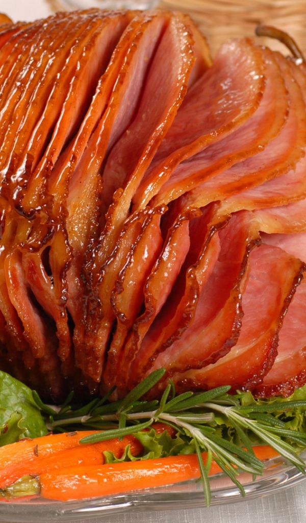 Аппетитный нарезанный кусок мяса с  лимоном 