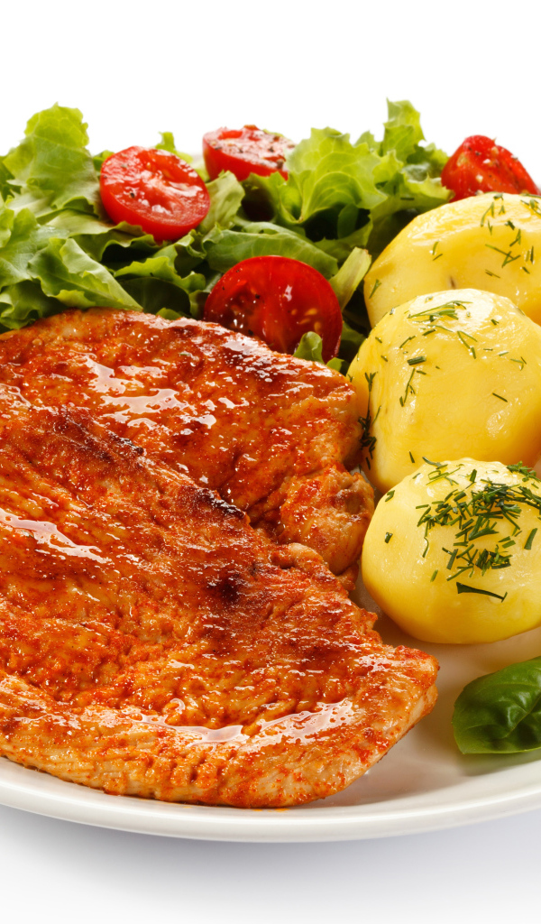 Аппетитные отбивные с вареным картофелем и салатом на белой тарелке