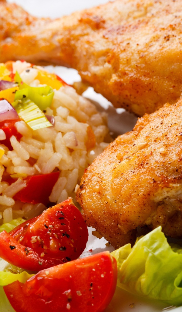 Аппетитный жареный куриный окорочок с рисом и овощами