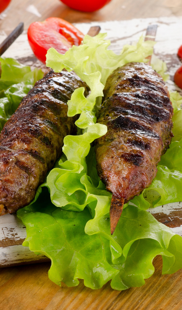 Аппетитный кебаб с перцем и листьями салата