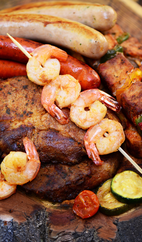 Аппетитное мясо и креветки барбекю на столе