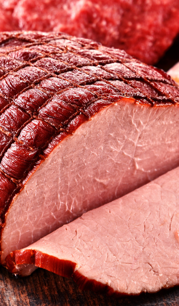 Аппетитный кусок вкусной ветчины крупным планом