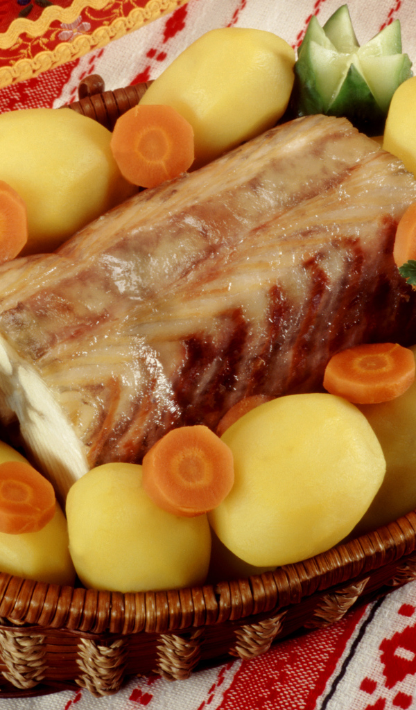 Аппетитный кусок мяса на столе с вареным картофелем