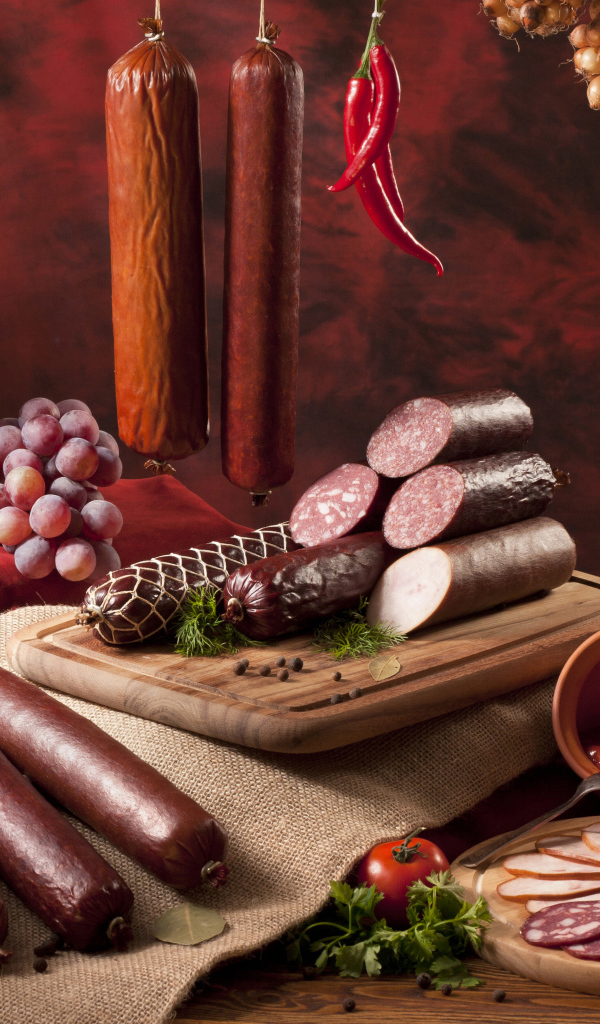 Аппетитные колбасы и хлеб на столе 