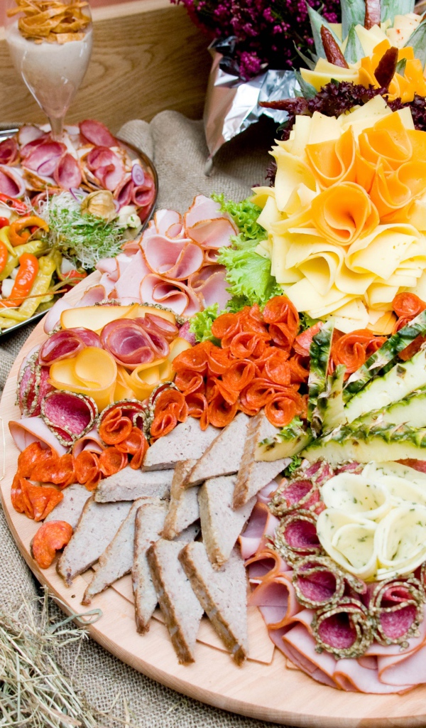 Аппетитные нарезки на праздничном столе