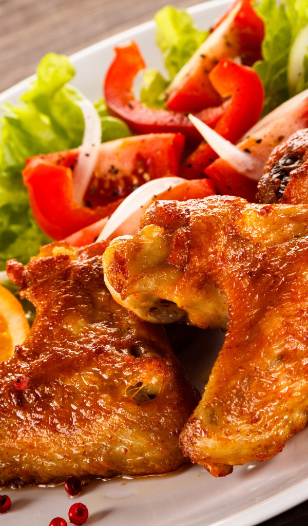 Запеченные куриные крылышки с овощами 