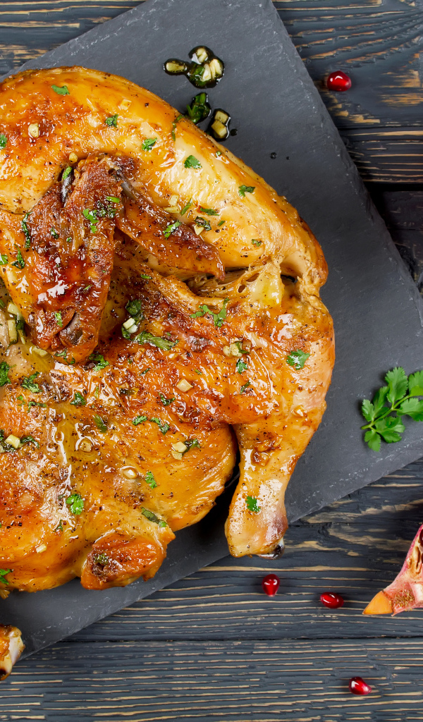 Вкусный жареный цыпленок табака с зернами граната