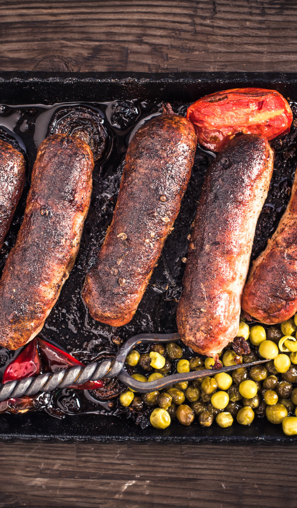 Жареные аппетитные сосиски с овощами 