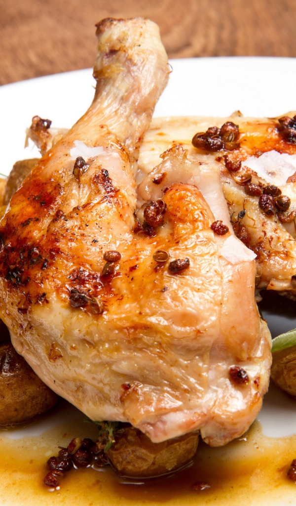 Жареные окорочка с картофелем на белой тарелке