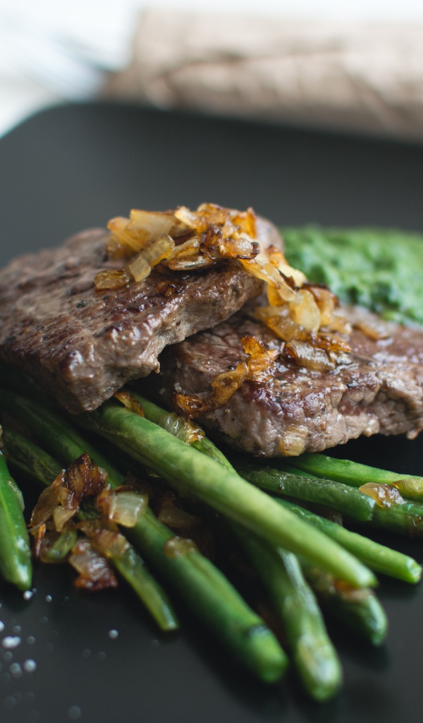 Сочная отбивная с зеленой спаржей и соусом