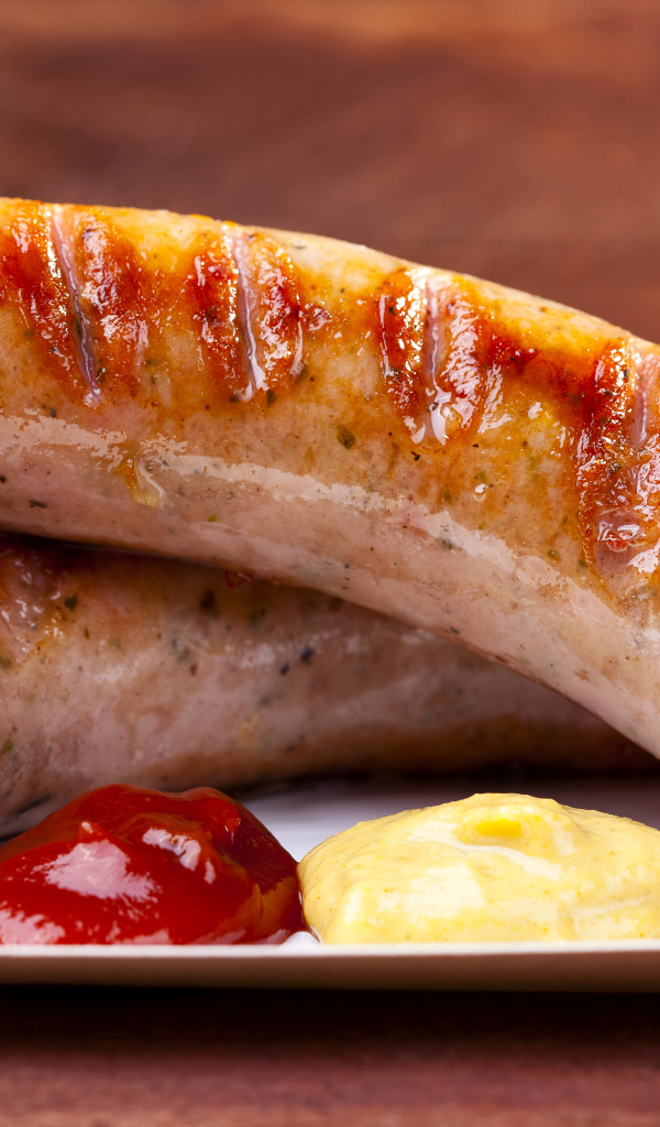 Сосиски барбекю на столе с соусом 