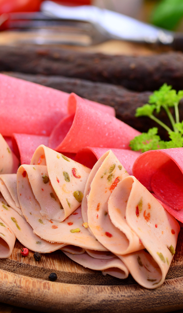 Колбасная нарезка на деревянной доске 