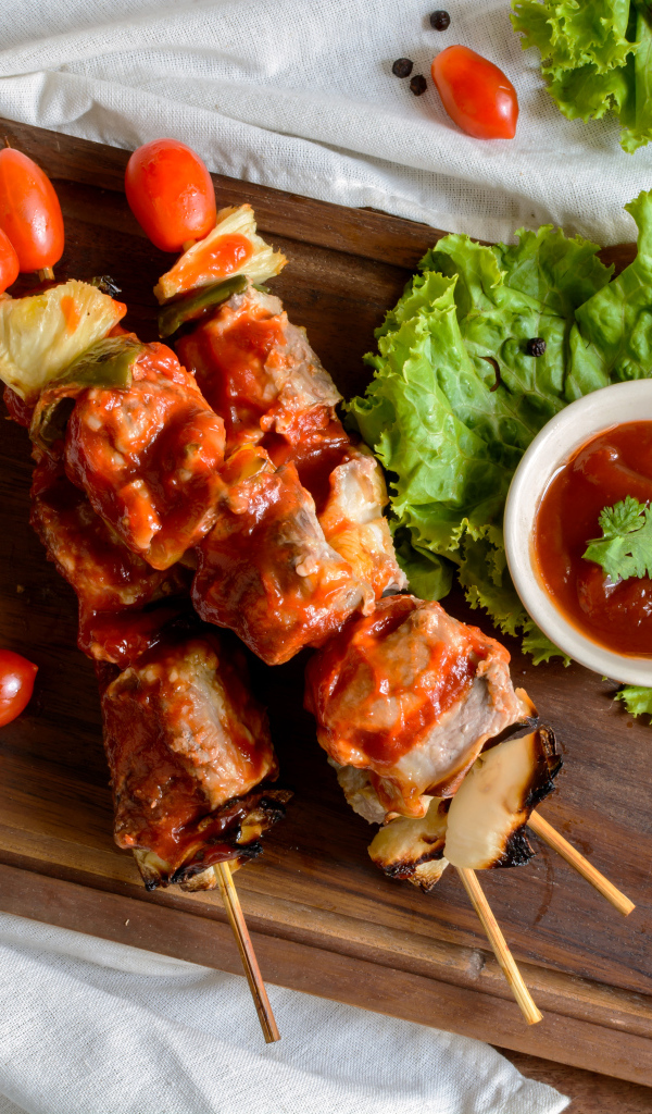 Шашлык на шпажках с томатным соусом  