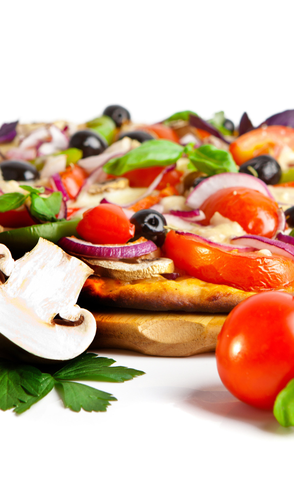 Аппетитная пицца со свежими грибами и помидорами на белом фоне