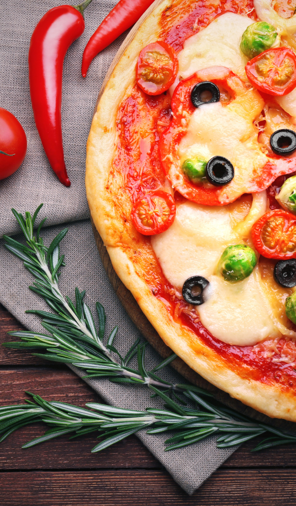 Аппетитная пицца с помидорами и болгарским перцем