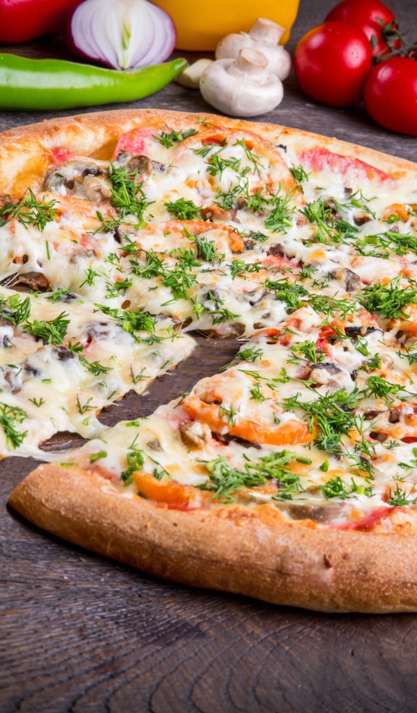 Аппетитная пицца с овощами и сыром 