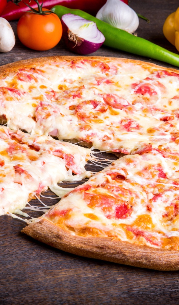 Вкусная горячая пицца с колбасой и сыром 