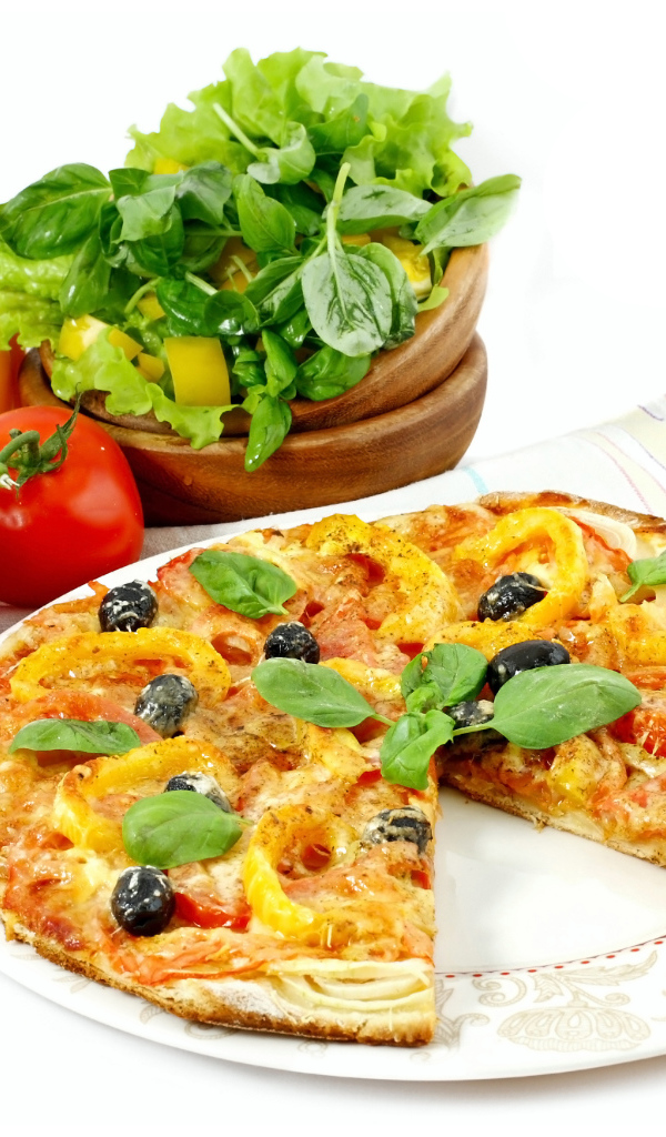 Вкусная пицца со свежими помидорами и перцем 