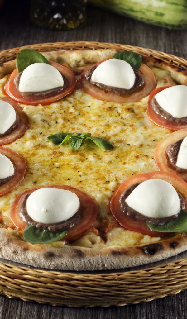 Свежая пицца с сыром и помидорами 