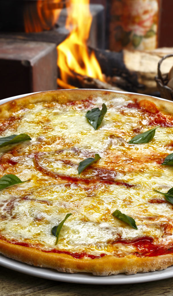 Горячая пицца с помидорами  и сыром 