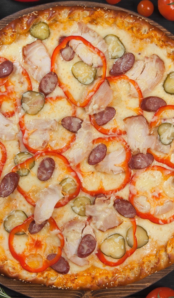 Пицца со сладким перцем, солеными огурцами и колбасками