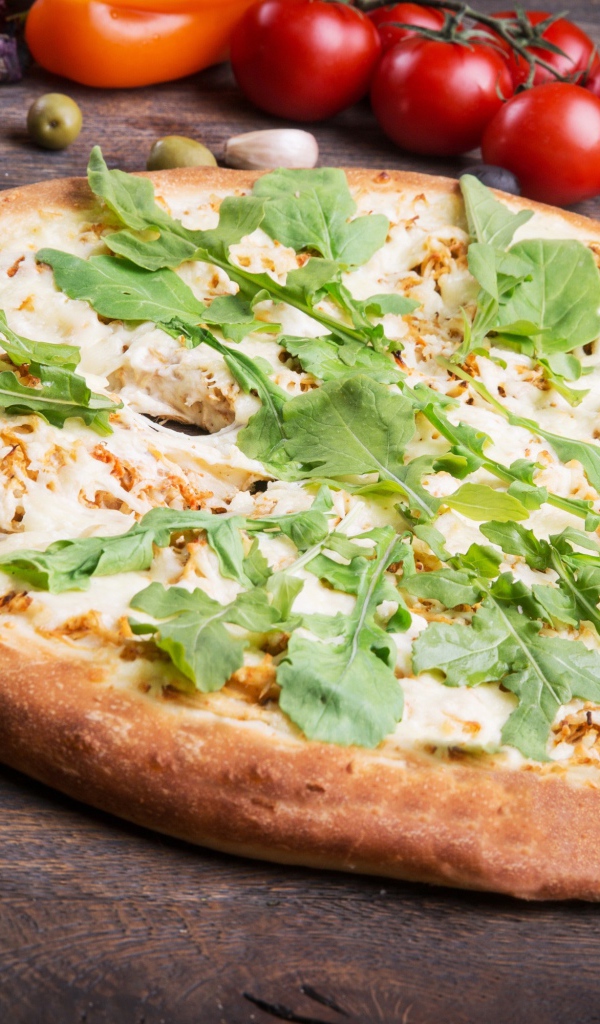 Румяная пицца с сыром,  томатами и зеленью 