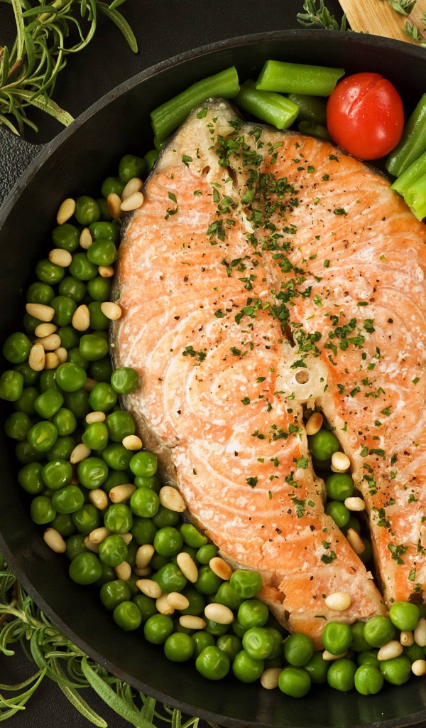 Кусочек запеченной рыбы с овощами 