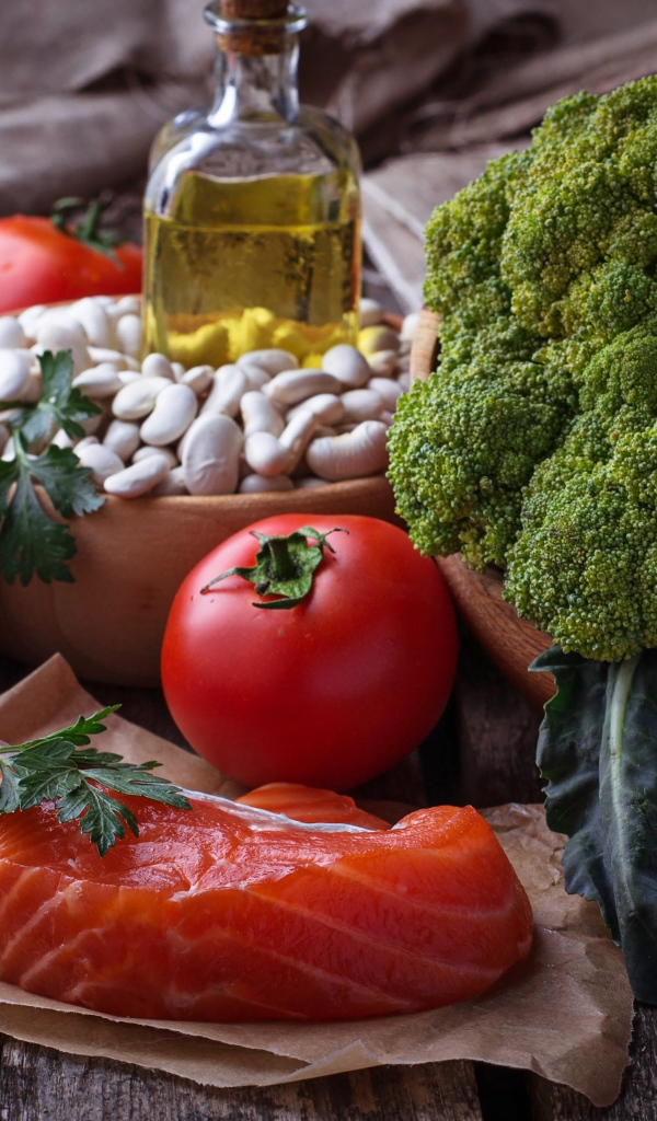 Кусок красной рыбы на столе с овощами