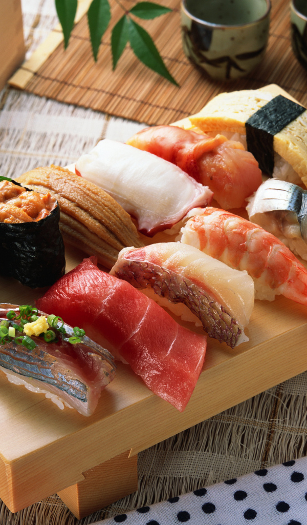 Аппетитные японские суши на деревянной доске