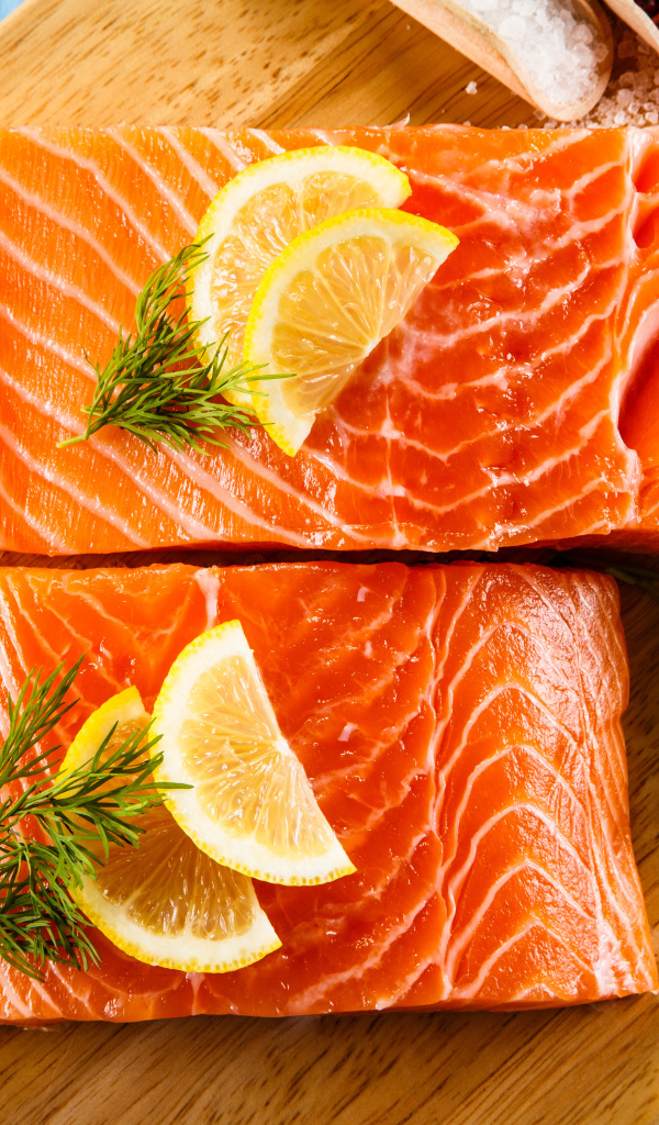 Аппетитные кусочки красной рыбы с лимоном 