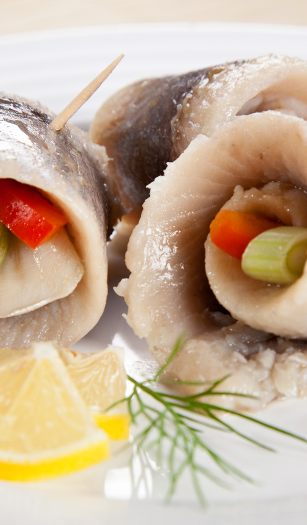 Аппетитные рулеты из сельди с овощами 