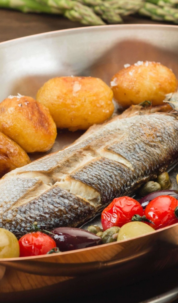 Рыба запеченная с картофелем, лимоном и помидорами