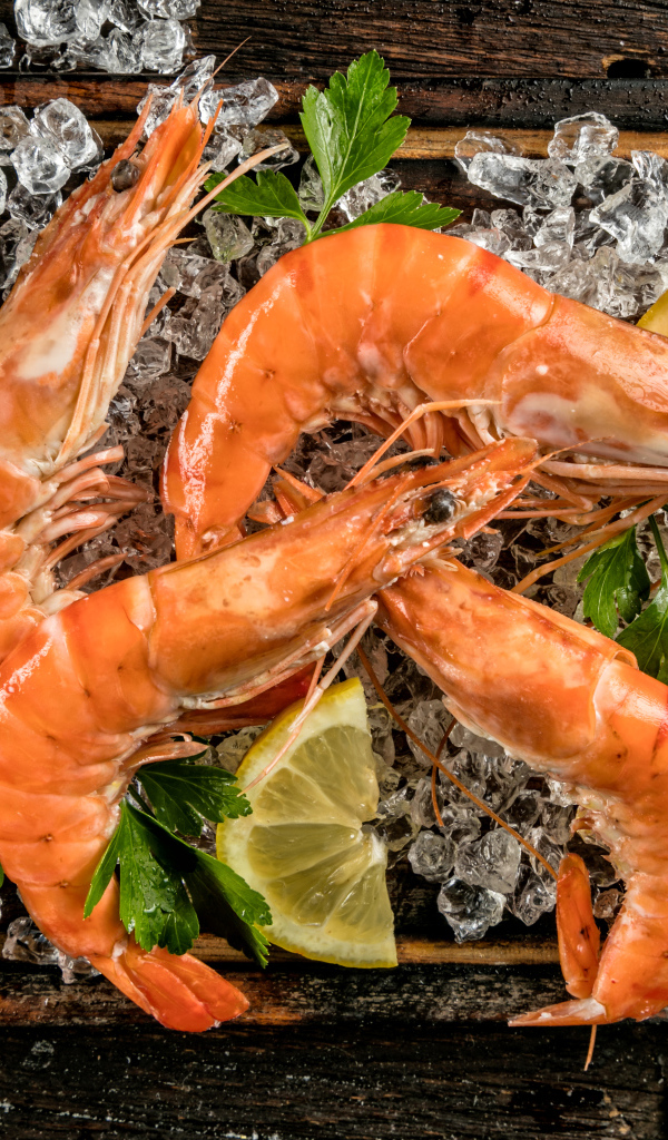 Вареные креветки с лимоном 