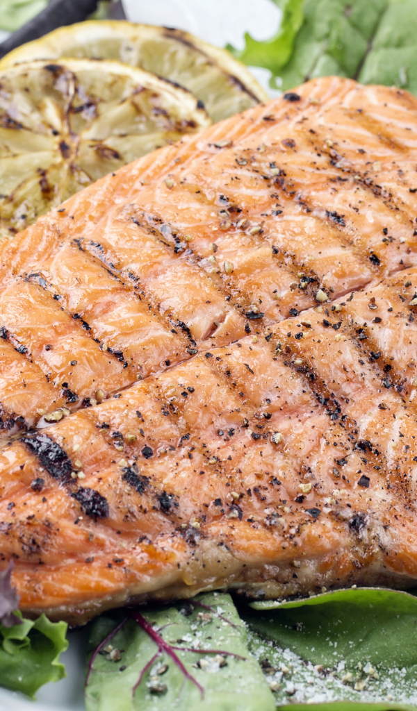 Вкусный кусок жареной рыбы со специями