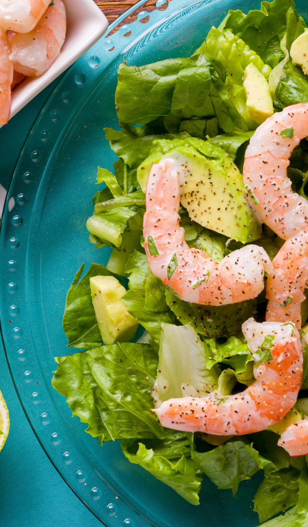 Вкусный салат с авокадо, лимоном  и креветками 