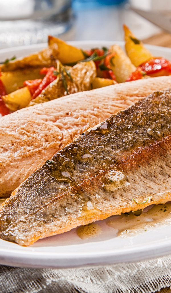 Жареное филе рыбы с овощами